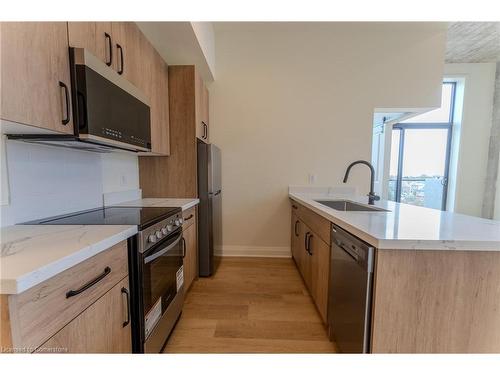 604-11 Robert Street, Hamilton, ON - Indoor Photo Showing Kitchen