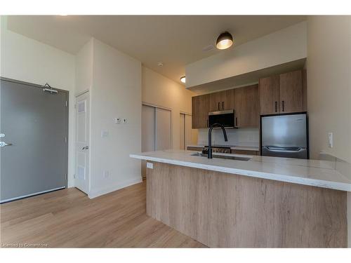 604-11 Robert Street, Hamilton, ON - Indoor Photo Showing Kitchen