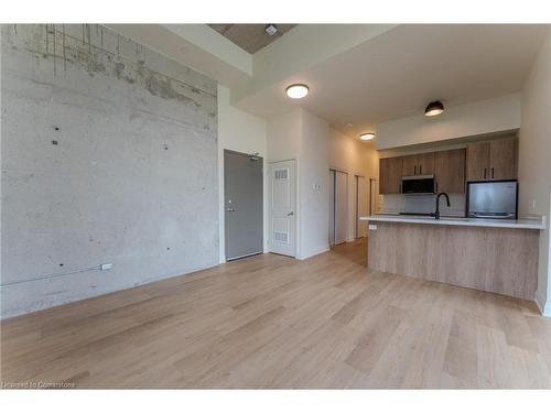 604-11 Robert Street, Hamilton, ON - Indoor Photo Showing Kitchen