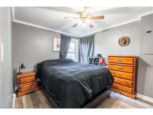 11 Holly Avenue, Hamilton, ON - Indoor Photo Showing Bedroom