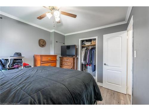 11 Holly Avenue, Hamilton, ON - Indoor Photo Showing Bedroom