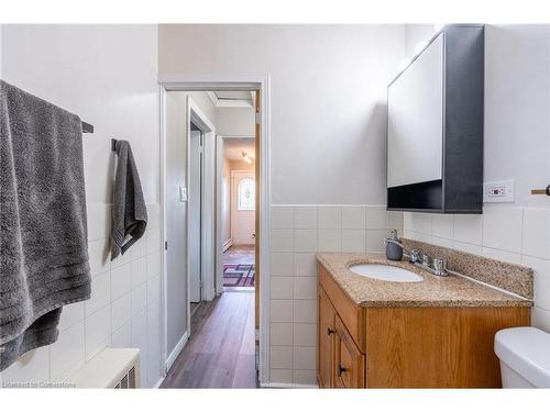 11 Holly Avenue, Hamilton, ON - Indoor Photo Showing Bathroom