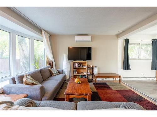 11 Holly Avenue, Hamilton, ON - Indoor Photo Showing Living Room