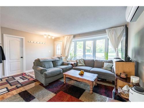 11 Holly Avenue, Hamilton, ON - Indoor Photo Showing Living Room