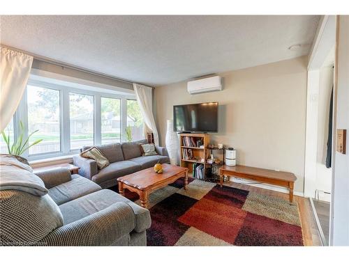 11 Holly Avenue, Hamilton, ON - Indoor Photo Showing Living Room