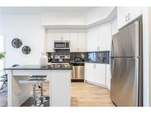 913-550 North Service Road, Grimsby, ON - Indoor Photo Showing Kitchen With Upgraded Kitchen