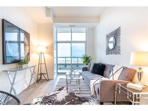 913-550 North Service Road, Grimsby, ON - Indoor Photo Showing Living Room