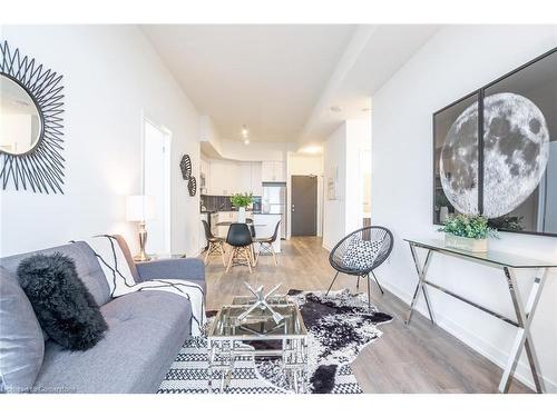 913-550 North Service Road, Grimsby, ON - Indoor Photo Showing Living Room