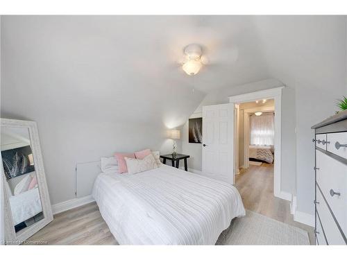 98 Cope Street, Hamilton, ON - Indoor Photo Showing Bedroom