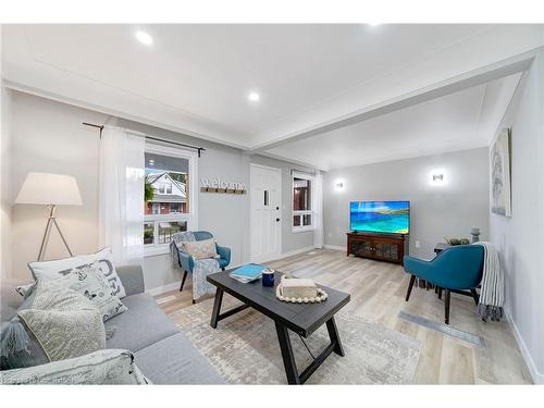 98 Cope Street, Hamilton, ON - Indoor Photo Showing Living Room