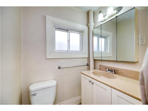 369 Fairfield Avenue N, Hamilton, ON - Indoor Photo Showing Bathroom