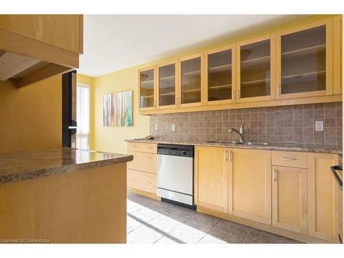 305-2000 Creekside Drive, Dundas, ON - Indoor Photo Showing Kitchen