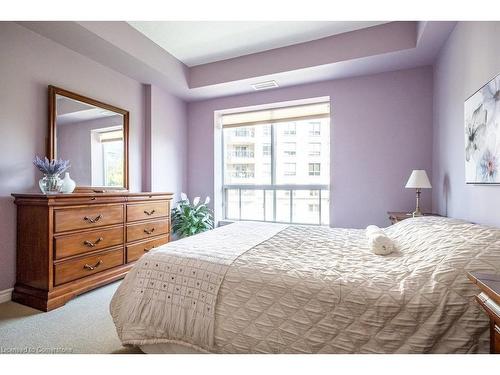 305-2000 Creekside Drive, Dundas, ON - Indoor Photo Showing Bedroom