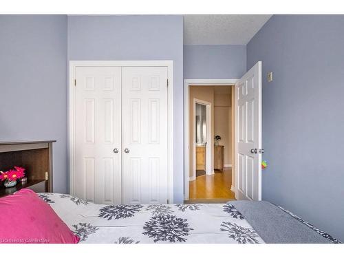 305-2000 Creekside Drive, Dundas, ON - Indoor Photo Showing Bedroom