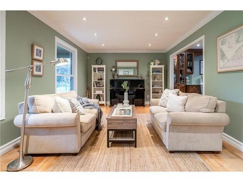 33 Cumminsville Drive, Flamborough, ON - Indoor Photo Showing Living Room