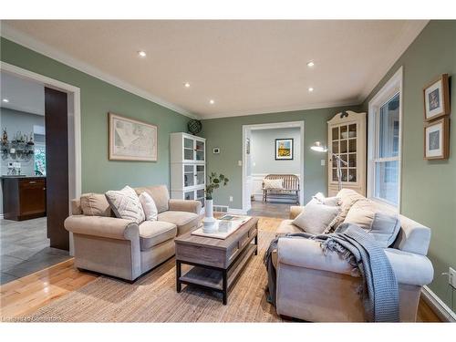 33 Cumminsville Drive, Flamborough, ON - Indoor Photo Showing Living Room