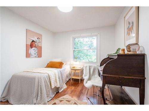 33 Cumminsville Drive, Flamborough, ON - Indoor Photo Showing Bedroom