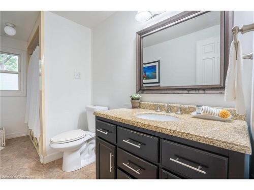 33 Cumminsville Drive, Flamborough, ON - Indoor Photo Showing Bathroom