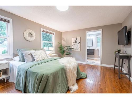 33 Cumminsville Drive, Flamborough, ON - Indoor Photo Showing Bedroom