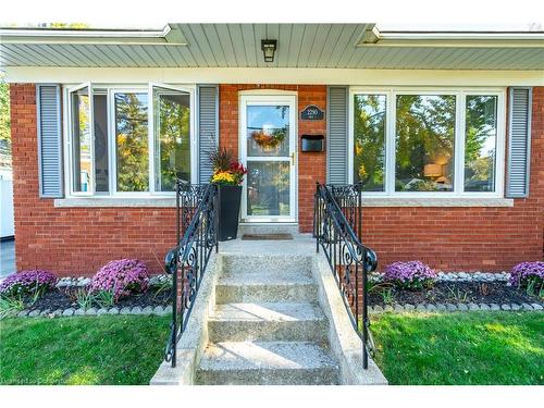 2290 Woodward Avenue, Burlington, ON - Outdoor