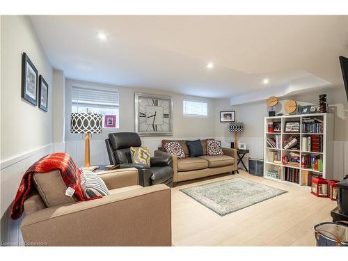 2290 Woodward Avenue, Burlington, ON - Indoor Photo Showing Living Room