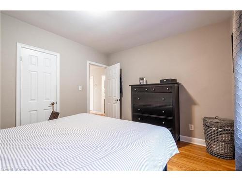 2290 Woodward Avenue, Burlington, ON - Indoor Photo Showing Bedroom