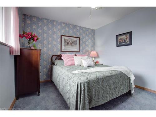 247 Fernwood Crescent, Hamilton, ON - Indoor Photo Showing Bedroom