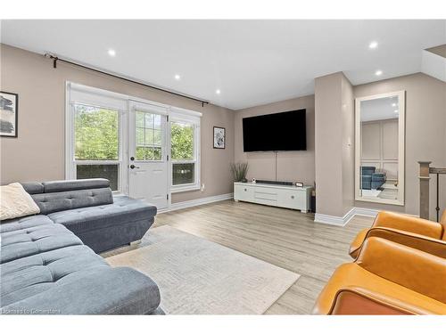 3-985 Limeridge Road E, Hamilton, ON - Indoor Photo Showing Living Room