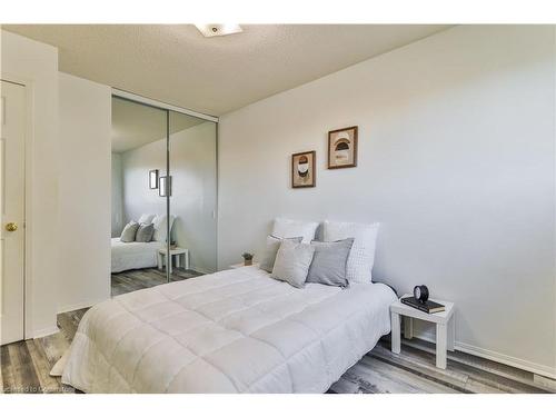 14-15 Derby Street, Hamilton, ON - Indoor Photo Showing Bedroom