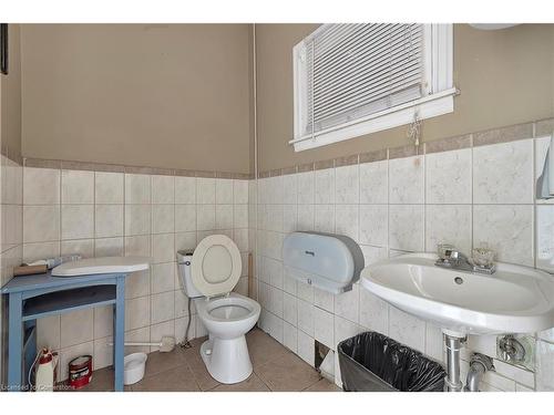 4528 Bridge Street, Niagara Falls, ON - Indoor Photo Showing Bathroom