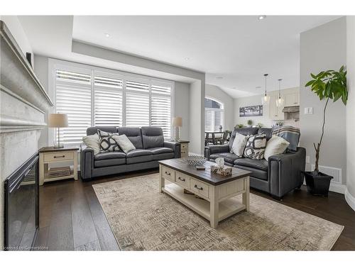 16-270 Main Street W, Grimsby, ON - Indoor Photo Showing Living Room