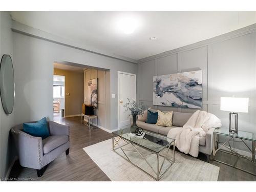 381 Herkimer Street, Hamilton, ON - Indoor Photo Showing Living Room