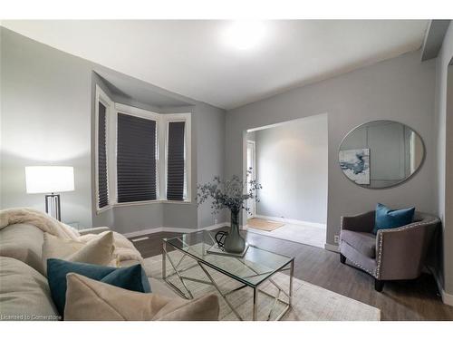 381 Herkimer Street, Hamilton, ON - Indoor Photo Showing Living Room