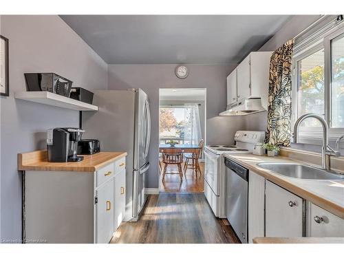 6861 Hagar Avenue, Niagara Falls, ON - Indoor Photo Showing Kitchen