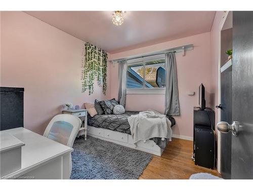 6861 Hagar Avenue, Niagara Falls, ON - Indoor Photo Showing Bedroom