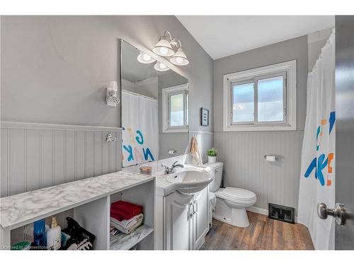 6861 Hagar Avenue, Niagara Falls, ON - Indoor Photo Showing Bathroom