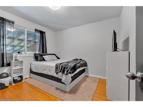 6861 Hagar Avenue, Niagara Falls, ON - Indoor Photo Showing Bedroom