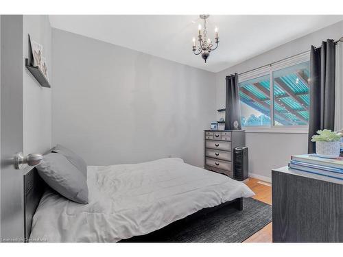 6861 Hagar Avenue, Niagara Falls, ON - Indoor Photo Showing Bedroom