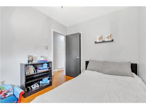 6861 Hagar Avenue, Niagara Falls, ON - Indoor Photo Showing Bedroom