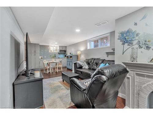 6861 Hagar Avenue, Niagara Falls, ON - Indoor Photo Showing Living Room