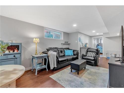 6861 Hagar Avenue, Niagara Falls, ON - Indoor Photo Showing Living Room