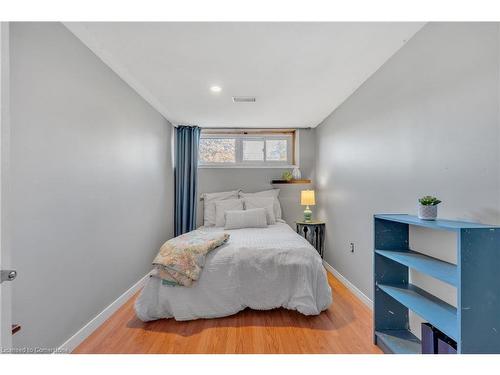 6861 Hagar Avenue, Niagara Falls, ON - Indoor Photo Showing Bedroom