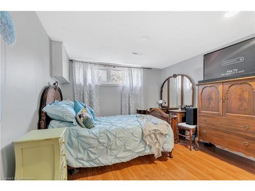 6861 Hagar Avenue, Niagara Falls, ON - Indoor Photo Showing Bedroom