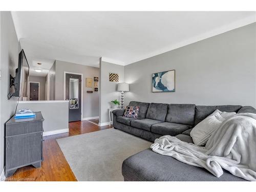 6861 Hagar Avenue, Niagara Falls, ON - Indoor Photo Showing Living Room