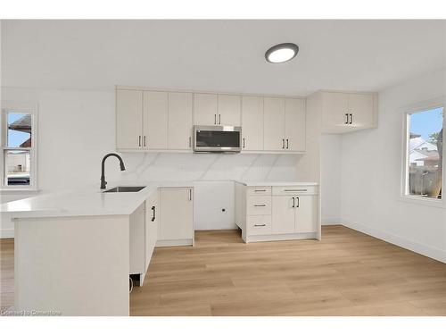 546 Woodward Avenue, Hamilton, ON - Indoor Photo Showing Kitchen