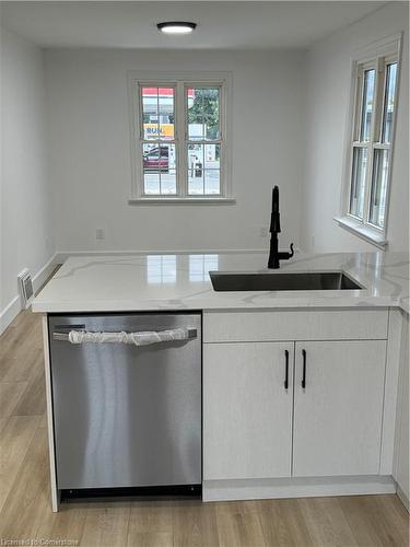 546 Woodward Avenue, Hamilton, ON - Indoor Photo Showing Kitchen