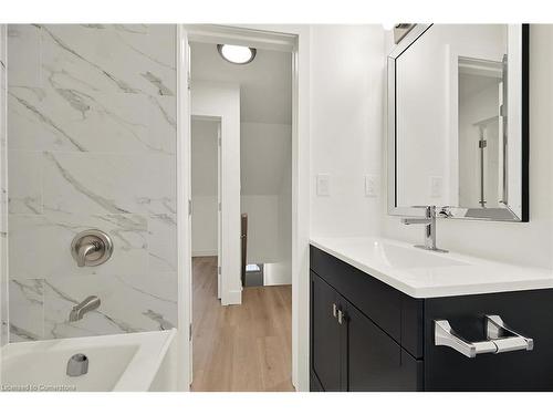 546 Woodward Avenue, Hamilton, ON - Indoor Photo Showing Bathroom