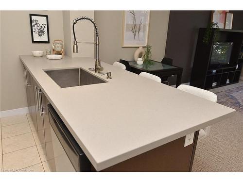 210-90 Charlton Street W, Hamilton, ON - Indoor Photo Showing Kitchen