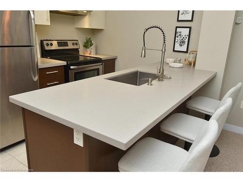 210-90 Charlton Street W, Hamilton, ON - Indoor Photo Showing Kitchen