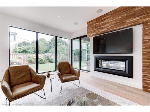 3362 Guildwood Drive, Burlington, ON - Indoor Photo Showing Living Room